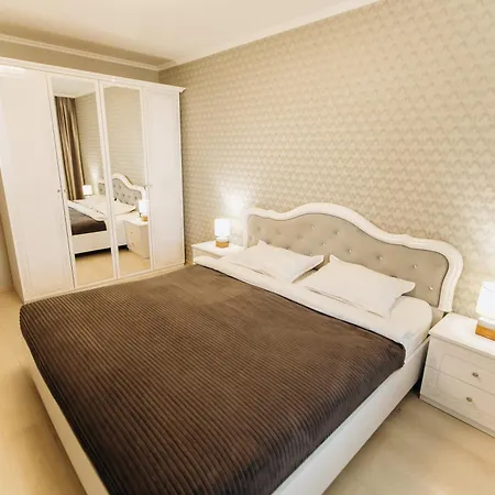 Luxury Family Apart on Golovna: Prime Border Route Location Chernivtsi Exterior photo