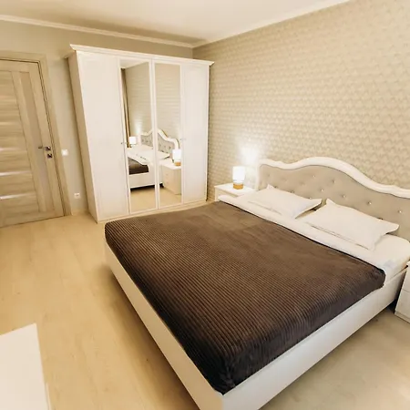 Luxury Family Apart on Golovna: Prime Border Route Location Chernivtsi Exterior photo